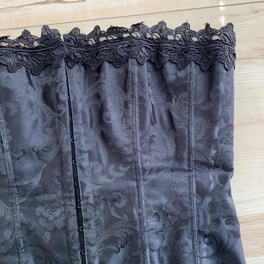 Fredericks of Hollywood Black Corset w/ Feather Belt - Picture 2 of 9